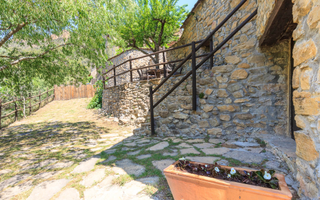 Escaleras a piscina y zona de barbacoa